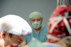 Profesorul Irinel Popescu în sala de operații